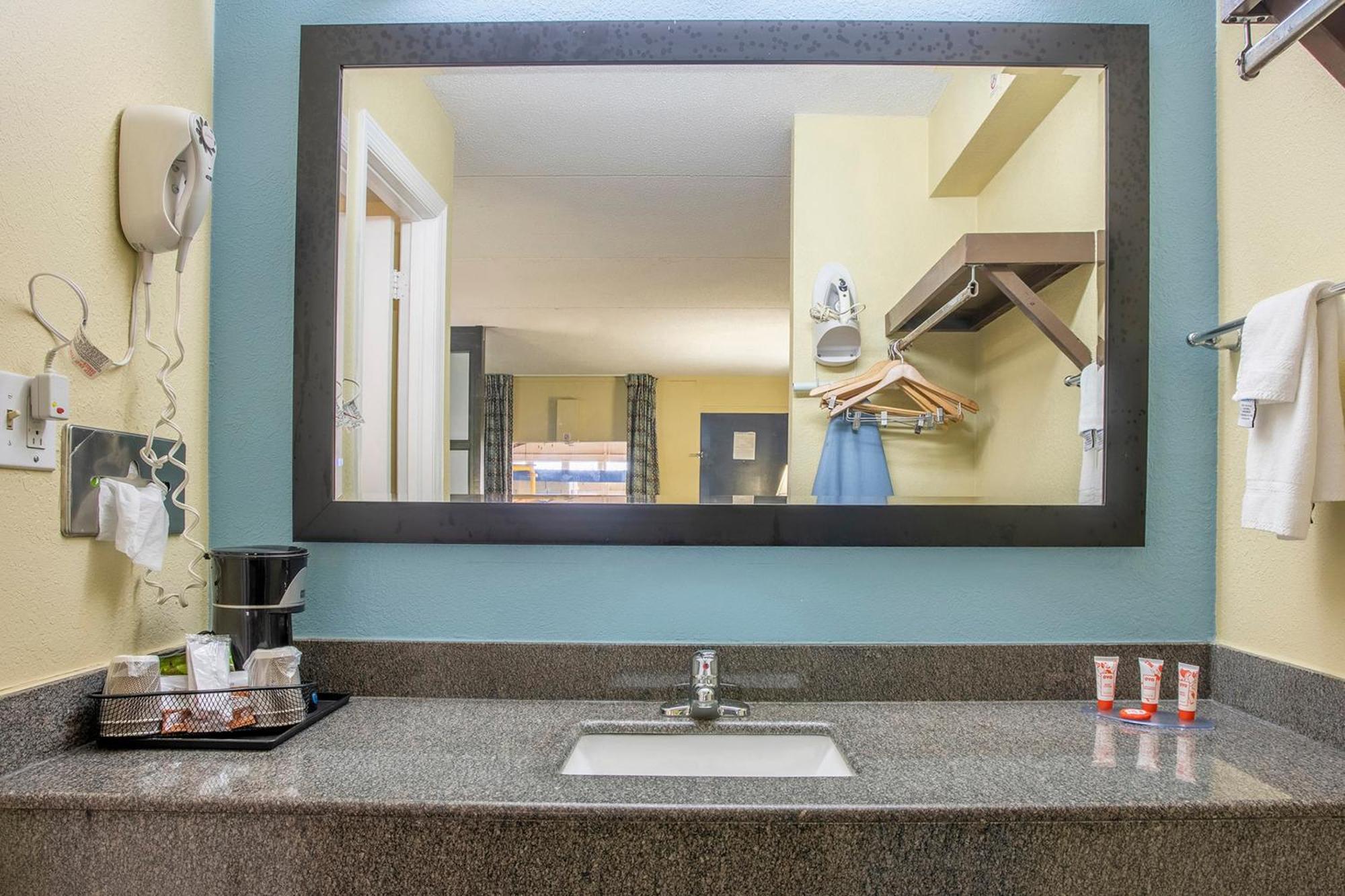 Oyo Hotel Knoxville Tn Cedar Bluff I-40 المظهر الخارجي الصورة